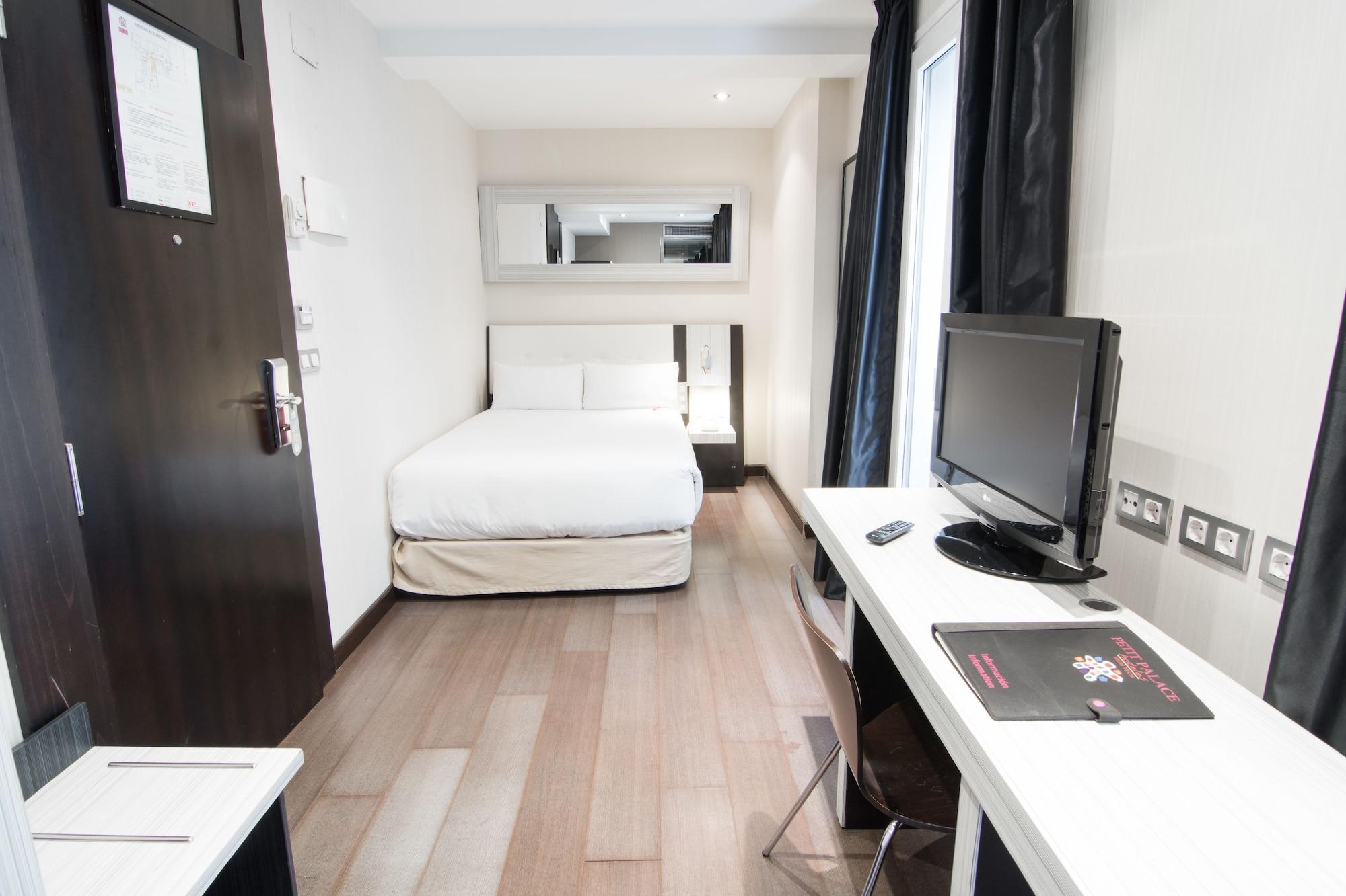 เปอตี พาเลซ อาเรนัล Hotel มาดริด ภายนอก รูปภาพ