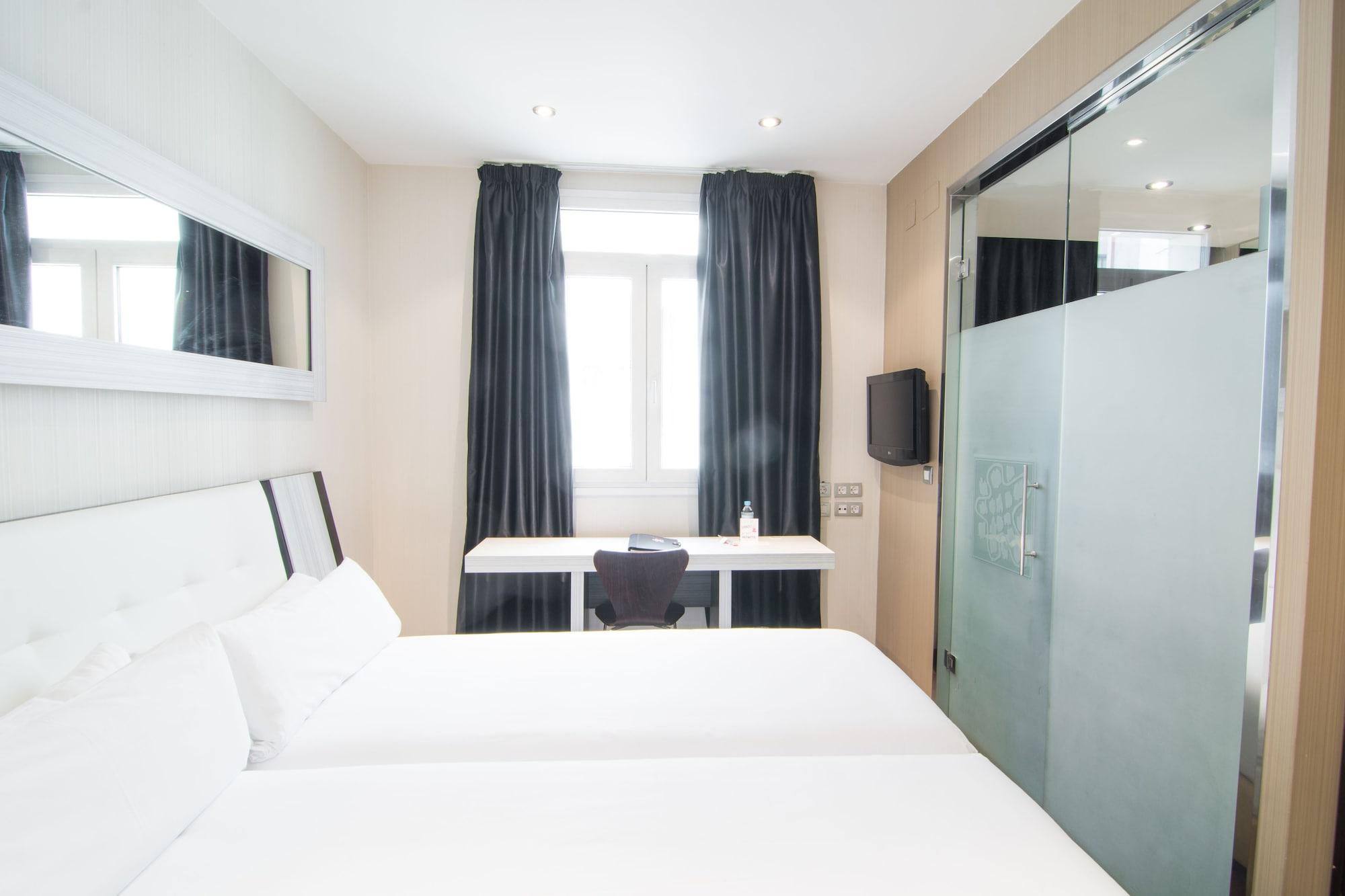 เปอตี พาเลซ อาเรนัล Hotel มาดริด ภายนอก รูปภาพ